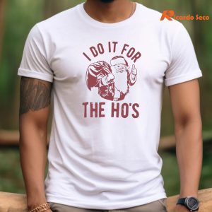 I Do It For The Hos Rude Christmas T-shirt is being worn on the body men